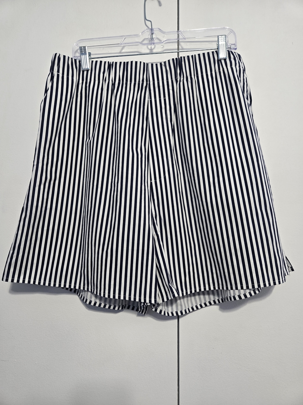 Banana Republic NWT Size L Navy White Striped High Rise Bermuda‎ Shorts